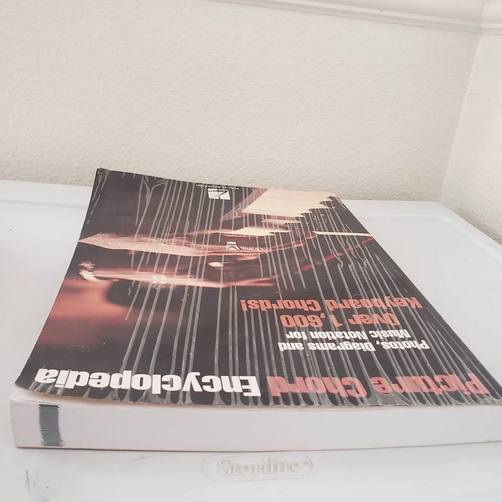 Hal Leonard Picture Chord Encyclopedia Over 1,600 Keyboard Chords Book